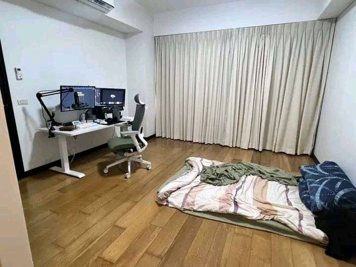 karthikponna19's tweet image. engineer mfs making $400k annually and still living like this..