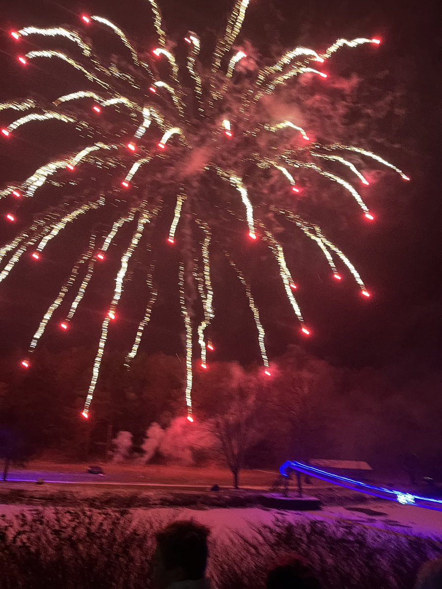 kowtipper33's tweet photo. Amazing firework display at the croswell swinging bridge park for the Croswell Santa Parade. https://t.co/IW42EpAYM9