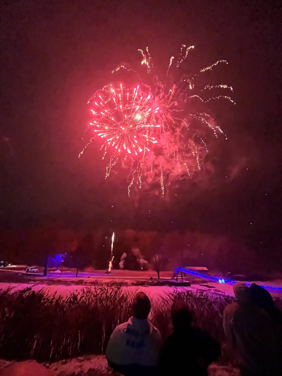 kowtipper33's tweet photo. Amazing firework display at the croswell swinging bridge park for the Croswell Santa Parade. https://t.co/IW42EpAYM9