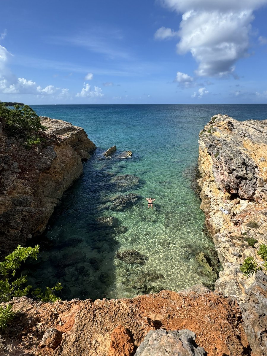 JoeyMoose's tweet image. Jumped into this unsupervised cove today.

Was all fun and games until I almost died.

All the rocks were razor sharp so there was no way back up.

Had to swim around the entire mountain.

It took 15 minutes with waves crushing me into rocks.

Current pulling me deeper into the…