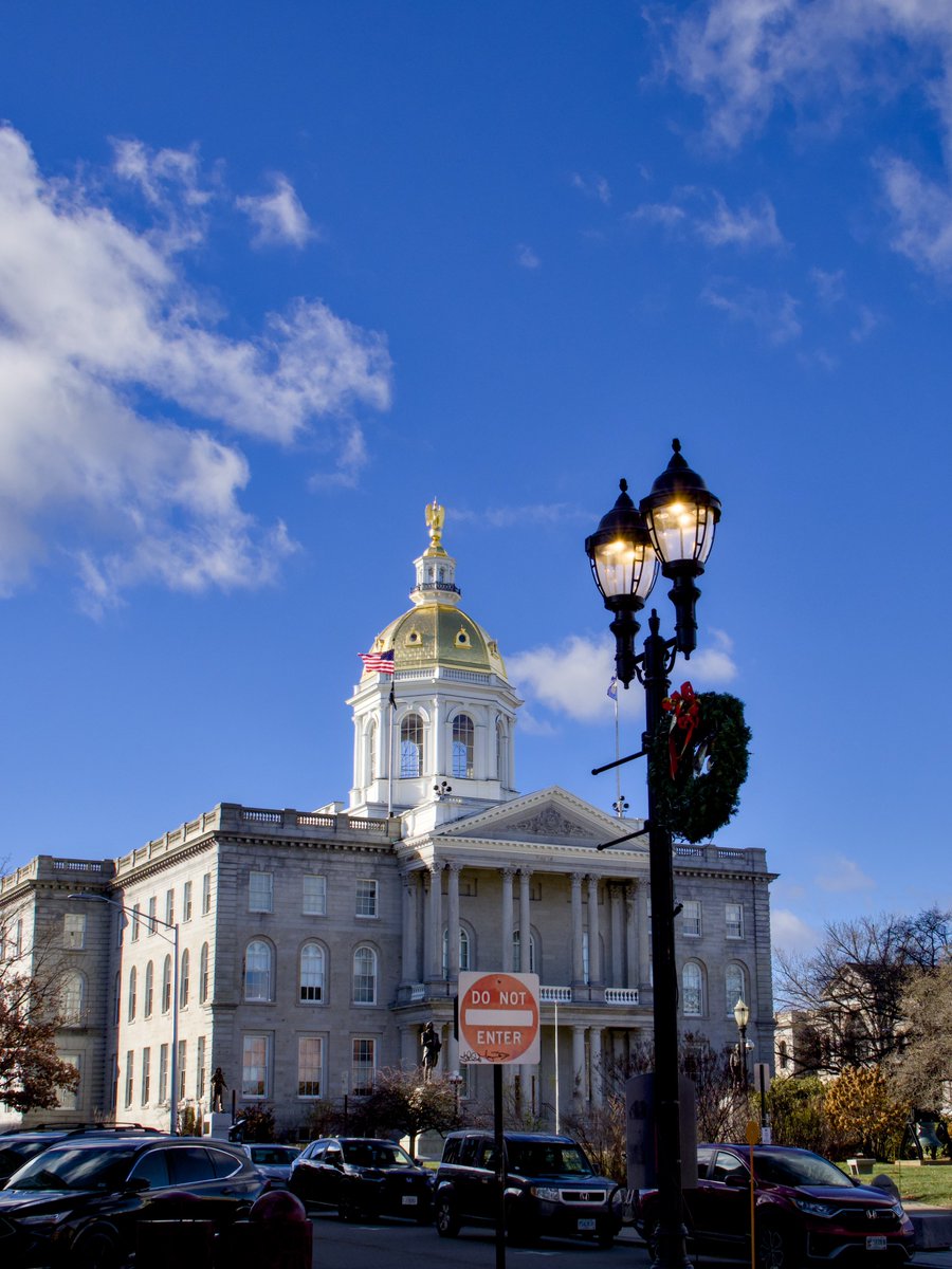 Gold dome and Christmas Wreath in Concord, New Hampshire, shot with <a href="/OMSYSTEMcameras/">OM SYSTEM Cameras</a> E-M1X