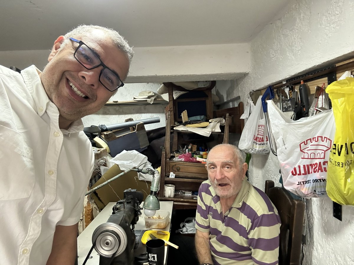 luisfcocabezas's tweet image. El Sr Giovanni es un tapicero de toda la vida, su taller está en la Calle C de Campo Claro al lado de la Farmacia La Carlota y casi al frente del abasto ideal, italianazo, muy decente, con su acento como si hubiese desembarcado ayer. Si precisan trabajos de tapicería o…