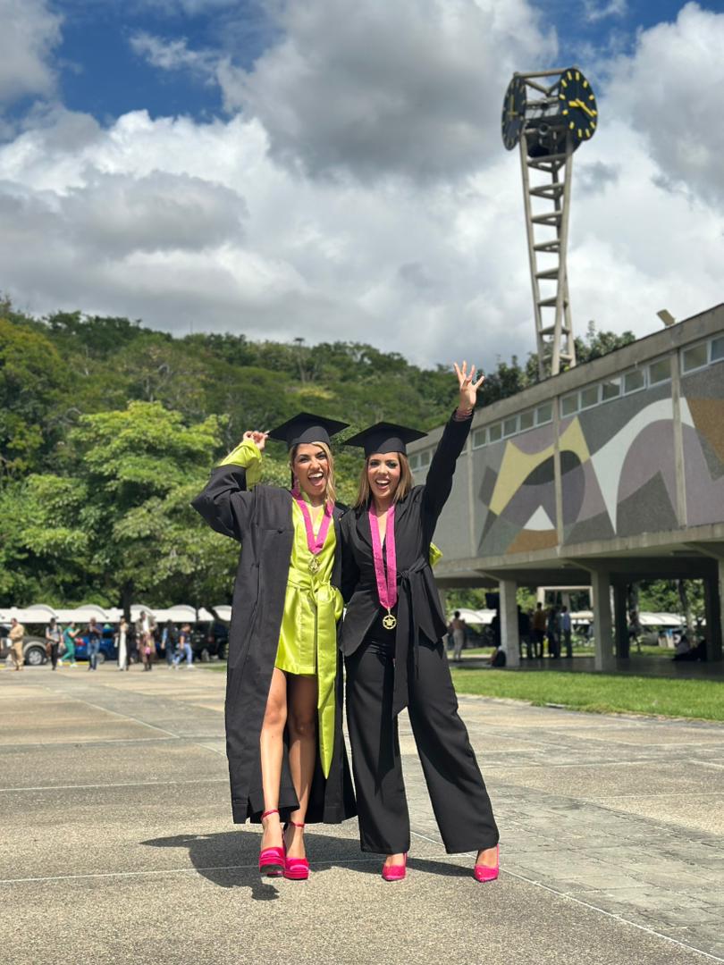 Verush_vv's tweet photo. ¡Lo logramos! 🎓✨ https://t.co/OETwjUKwCQ