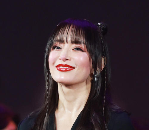 【報告】浜崎あゆみ、公演中止の上海で無観客公演「会えるはずだった皆さんへ向けて」
news.livedoor.com/article/detail…

浜崎が30日、インスタグラムを更新。無人の会場でステージに立つ自身の写真が掲載された現地記事を引用し「一曲目からアンコールまで行ってから会場を後にしました」と伝えた。