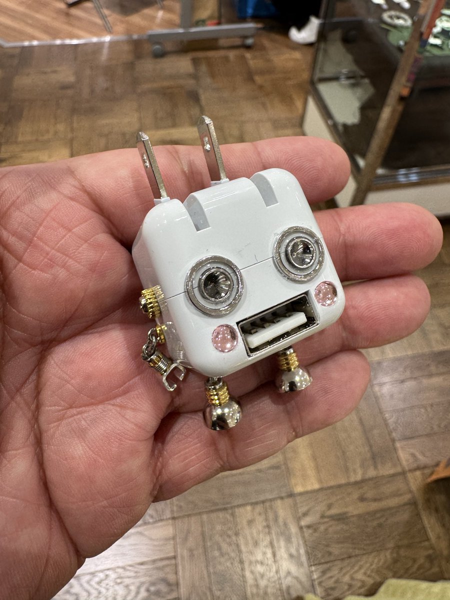 rag_robokobo's tweet photo. 再び作ってみた
USBコネクターロボット

北九州 小倉井筒屋4階に来てます。
12月2日まで。

年内の出店は、名古屋、広島、池袋と大晦日まで続きます。

#ROBOKOBO 
#小倉井筒屋 https://t.co/eJcqT2VFGR