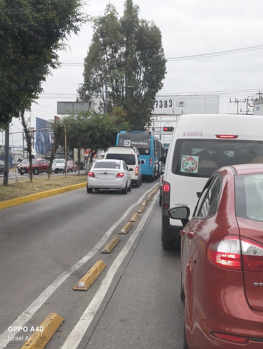 Lo bueno que en el <a href="/Edomex/">Gobierno del Estado de México</a> ya hay nuevas multas de tránsito. Aquí en la López Portillo, a la altura de Chilpan, y el carril del #mexibus lo usan sin que nadie lo evite. Incluso el auto blanco ni placas de circulación tiene y lleva vidrios polarizados <a href="/telediario/">@telediario</a> <a href="/tultitlanEdoMex/">Tultitlán EdoMéx 🇲🇽</a>