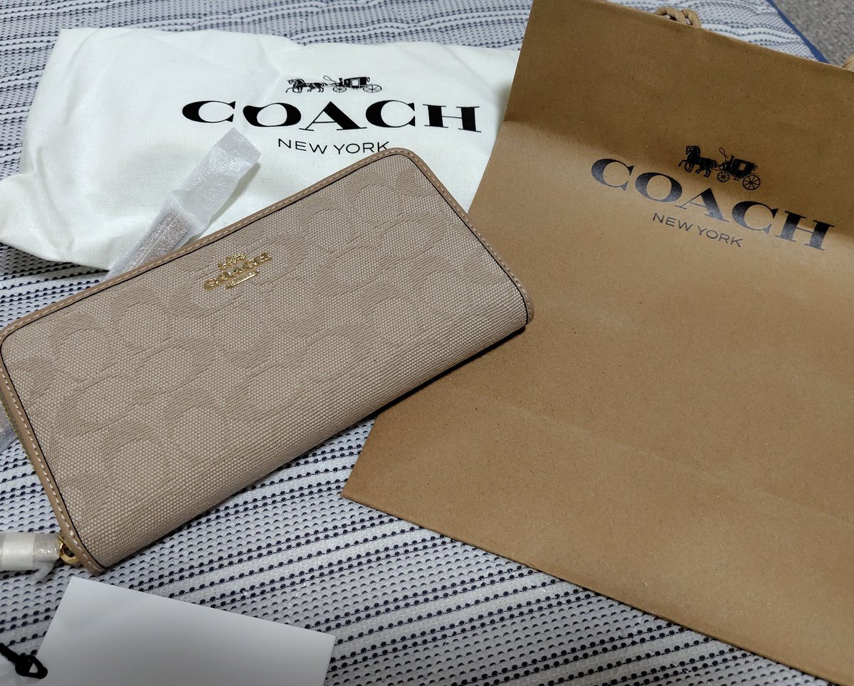 3ヶ月ぶりに彼氏と会った😁
誕生日まだだったからもらった😍🫰
財布2人でお揃いだったけど私のが先に壊れたから🥹
ありがとう🥺

今からお昼食べて帰る🫨