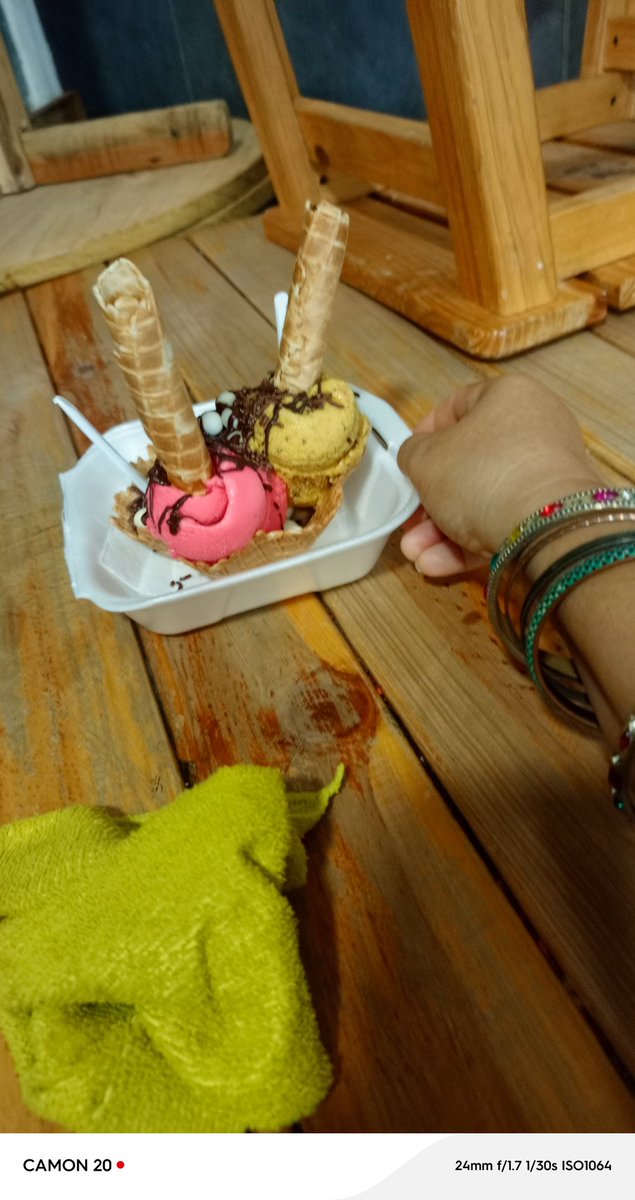 YudiCas86029780's tweet photo. #Complacida con un helado muy rico 😋🤤 https://t.co/QP3qdKCFP1