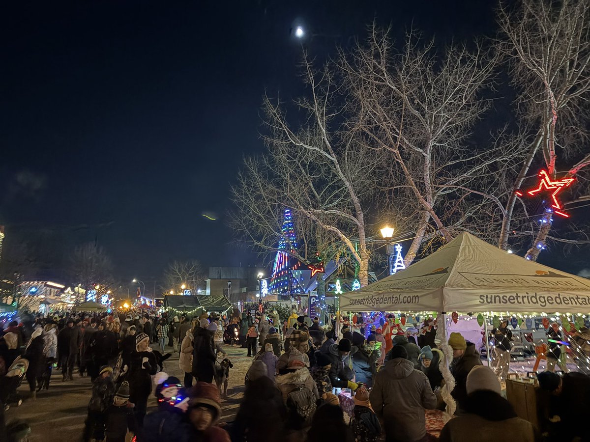 PeterGuthrie99's tweet image. Christmas in Cochrane always begins with Light-Up!

Great fun with friends, family, hot dogs - hot chocolate, bright lights, and the best community spirit going. 

#cochrane #lightup #abpc #albertapc #ableg #abpoli