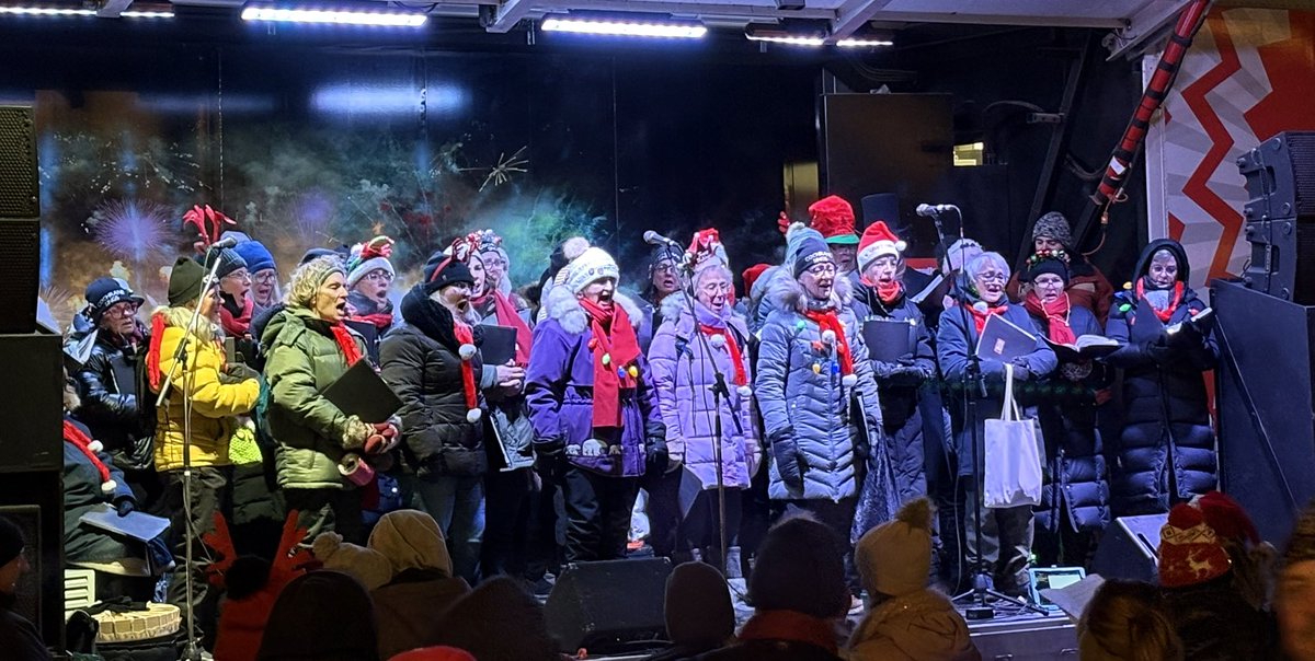 PeterGuthrie99's tweet image. Christmas in Cochrane always begins with Light-Up!

Great fun with friends, family, hot dogs - hot chocolate, bright lights, and the best community spirit going. 

#cochrane #lightup #abpc #albertapc #ableg #abpoli