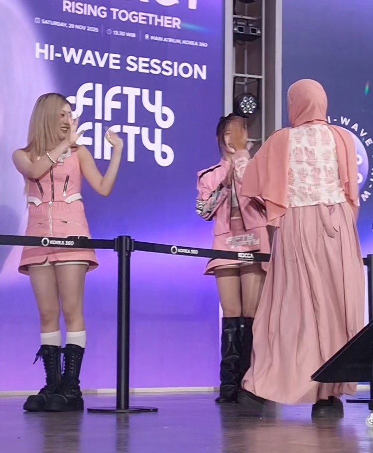 justtndaa's tweet photo. I was so excited to greet yewon and so was she... she also looked at me even after I had passed her but she kept looking at me until I got off the stage π₯Ήπ« I think it's because I'm wearing clothes that look like a hanbok π₯Ήπ« yewon tysm~π
#FIFTYFIFTY #YEWON #3NERGY https://t.co/vIT1kDeyT9