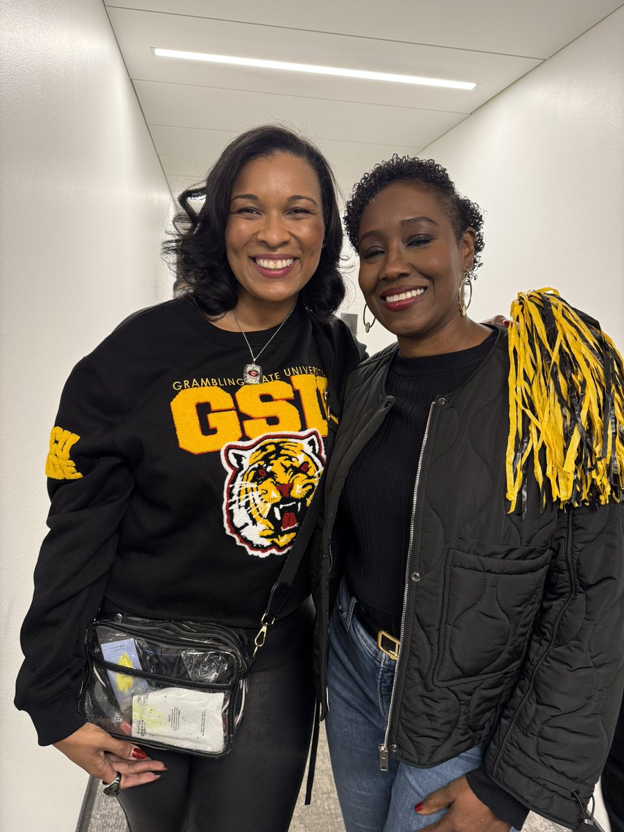 Tiffani_Sykes's tweet photo. Always good to see my Soror, Commissioner @KikiBakerBarnes❣️#HBCU #BayouClassic https://t.co/KWMyU4GuLa