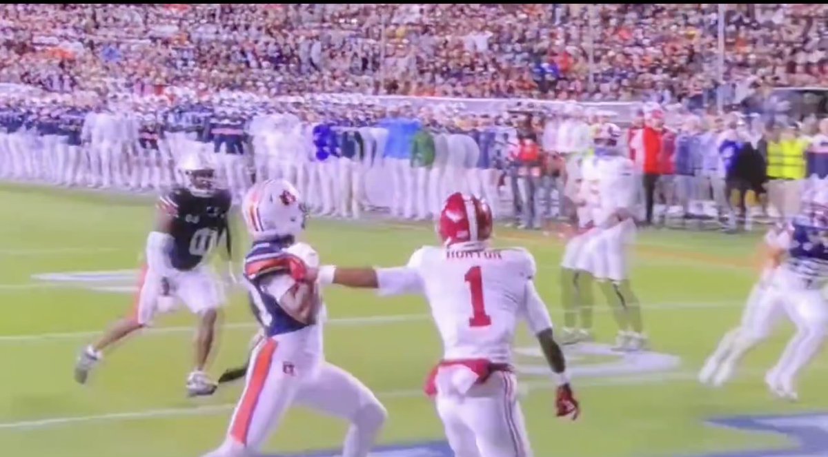 DrunkAubie's tweet photo. Great form on the stiff arm https://t.co/nXROX7tCjv