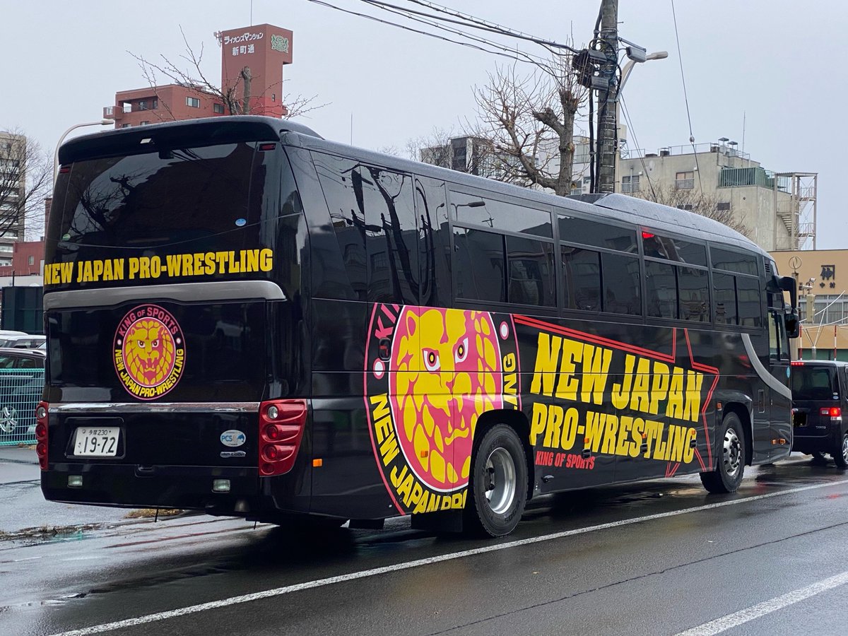 新日本プロレス選手移動バス 昨日のむつを終え、本日の興行地秋田へ出発🌸
