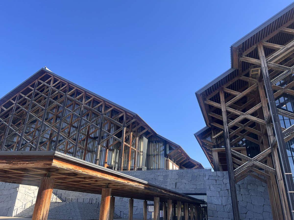 chiha824's tweet photo. 昔よく試合で来ていた場所
建物が立派
入口入ってすぐ目に入る鬼瓦
そして音響が良く
コンサートなどもある
今日は剣道の試合していた

 #愛媛武道館 https://t.co/TywWhWlzlS