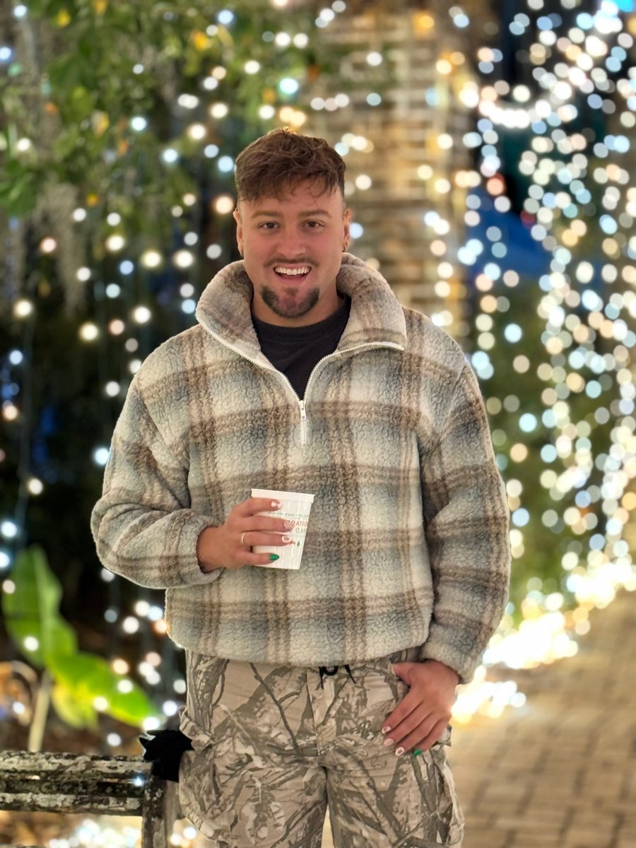 dancingdyll's tweet image. merry christmas, here I am boy 🎁