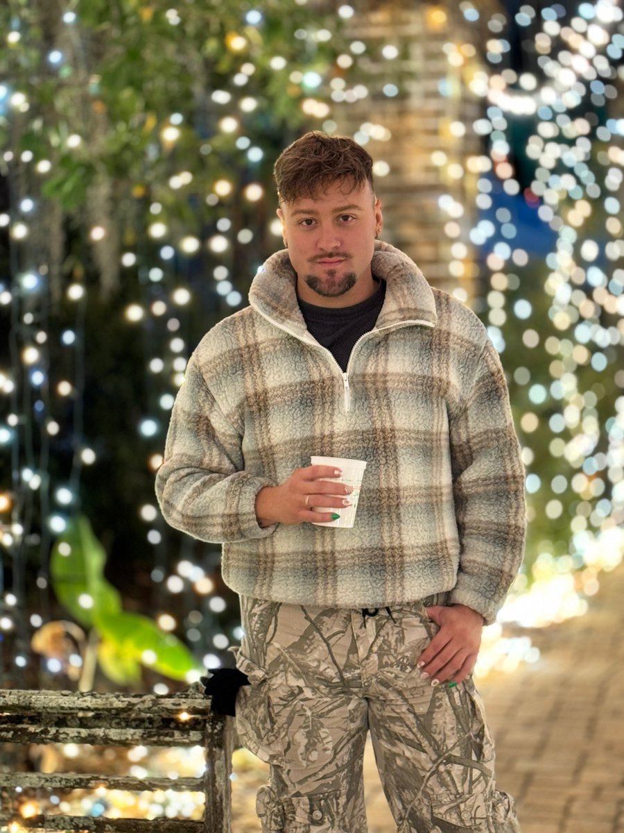 dancingdyll's tweet image. merry christmas, here I am boy 🎁