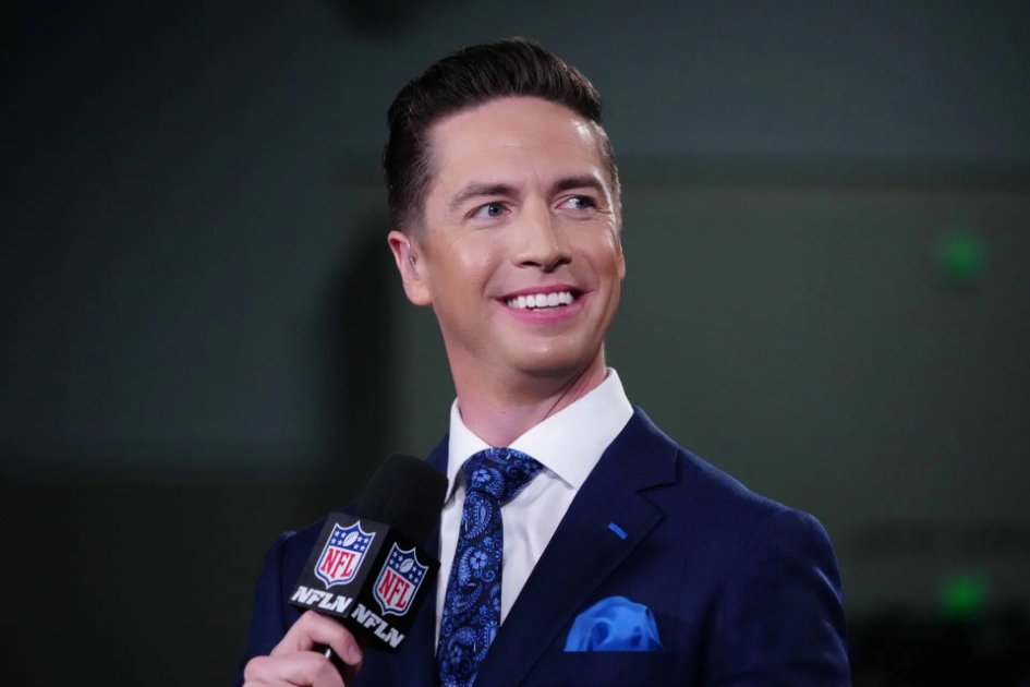 AliSyntax's tweet image. NFL insider Tom Pelissero urged Bad Bunny to bring his A-game to the 2026 Super Bowl after Jack White &amp;amp; Eminem&apos;s praised halftime show sparked social media debate! sportskeeda.com/nfl/news-insuf…