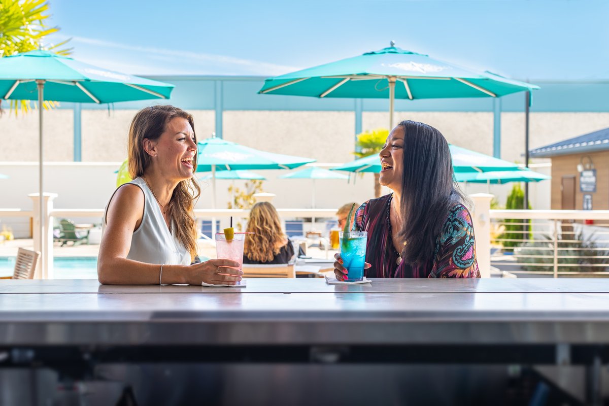 HotelCompass's tweet image. The 5 o’Clock Somewhere Bar &amp;amp; Grill at Compass Hotel Medford delivers the perfect blend of flavor and relaxation.

Enjoy fresh dishes, signature cocktails, and the laid-back spirit of Margaritaville in every bite and sip. 🍹☀️

See more at mville.io/4lE6pyn