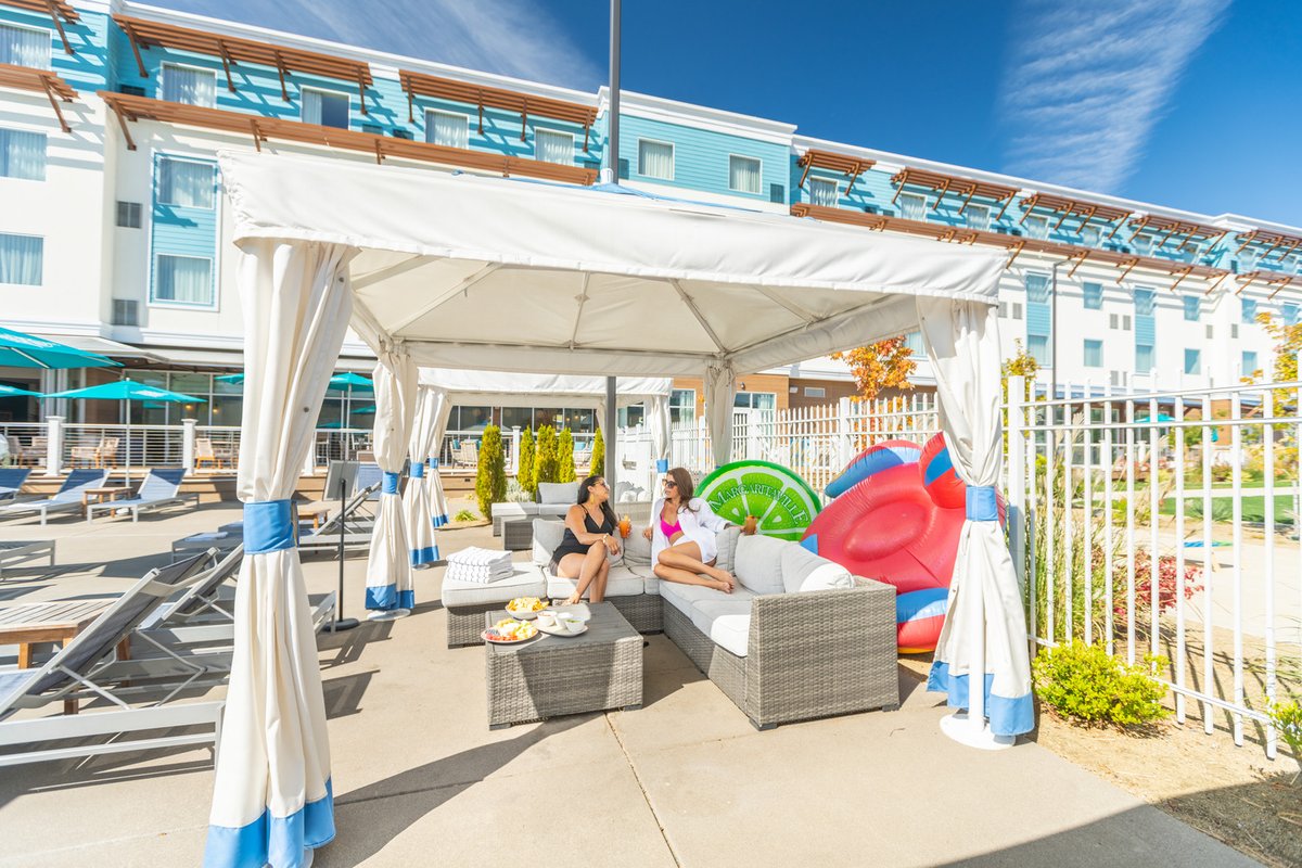 HotelCompass's tweet image. The 5 o’Clock Somewhere Bar &amp;amp; Grill at Compass Hotel Medford delivers the perfect blend of flavor and relaxation.

Enjoy fresh dishes, signature cocktails, and the laid-back spirit of Margaritaville in every bite and sip. 🍹☀️

See more at mville.io/4lE6pyn