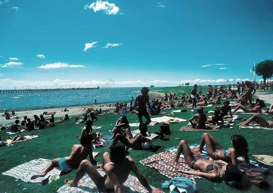 BsAs_recuerdo's tweet image. Jóvenes tomando sol en el sector de Punta Carrasco de la Costanera Norte, en los años 80.