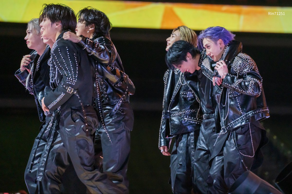the maknaes holding onto each other with a mixture of emotions, hyunchan holding up an injured minho whilst he has the biggest smile on his face… this is the most devastating photo ever