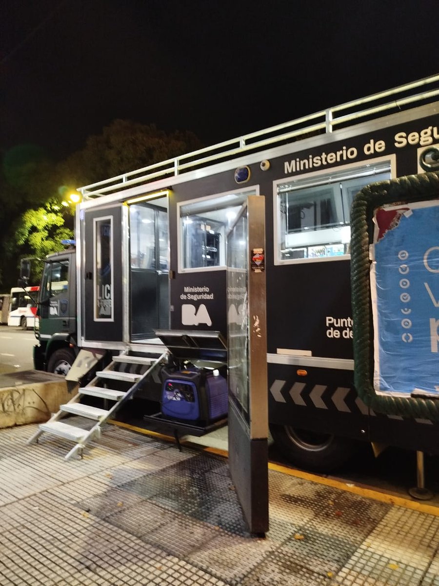 Hablando de Plaza Miserere: en este momento hay una unidad rotativa en Av.Rivadavia al 2800 (frente a Coto). El trabajo que se está haciendo en Once desde el área de Seguridad de CABA es notable. Los que me siguen saben que estoy muy comprometida e informada en el tema. Los