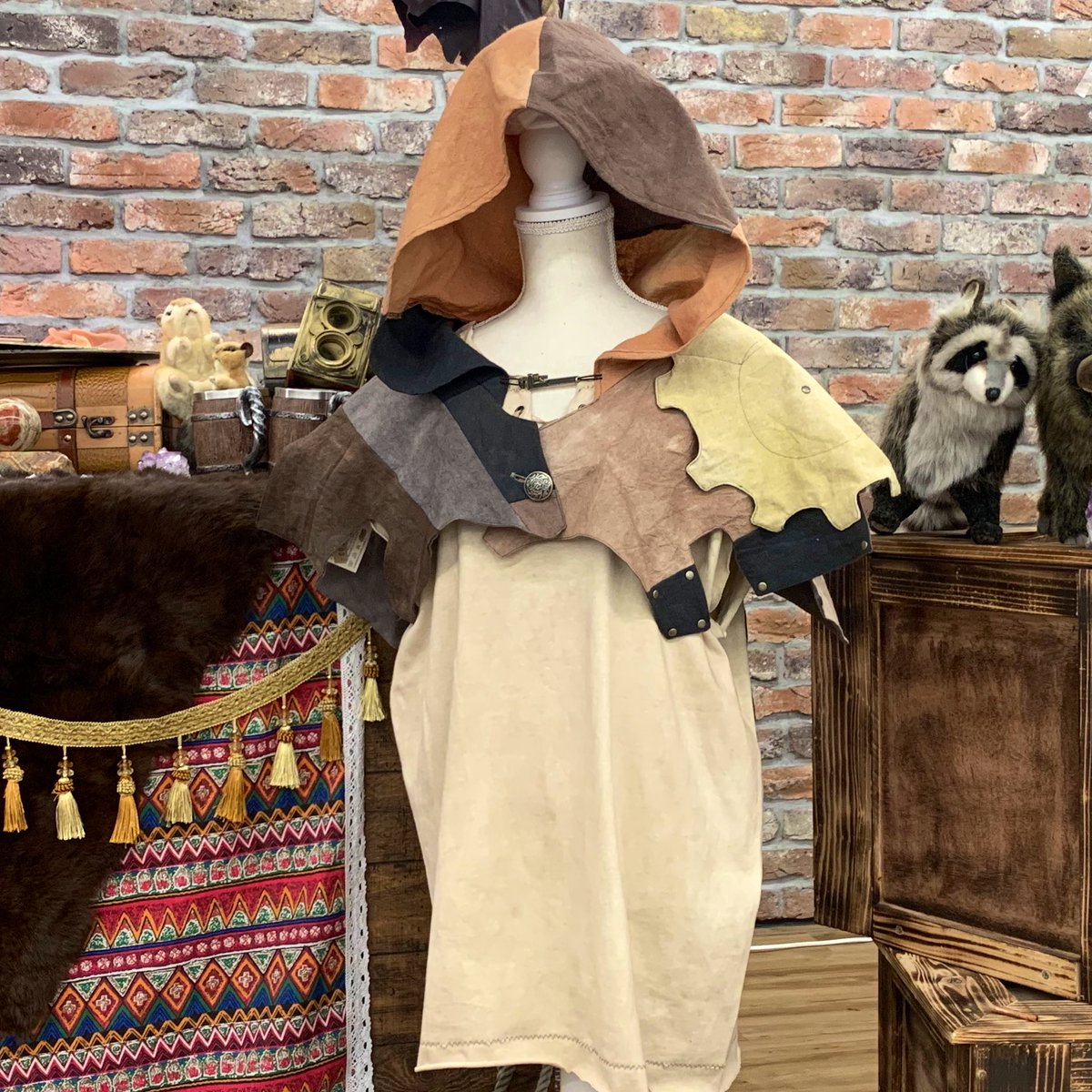 dmdesignjp's tweet image. おはようございます(もうすぐ11時)
本日二日目です
エルフ＆ドワーフ企画展のディスプレイに少し手を加えました
よろしくー
#トレファン
#トレファン6
#きき屋
#LarpLuswear