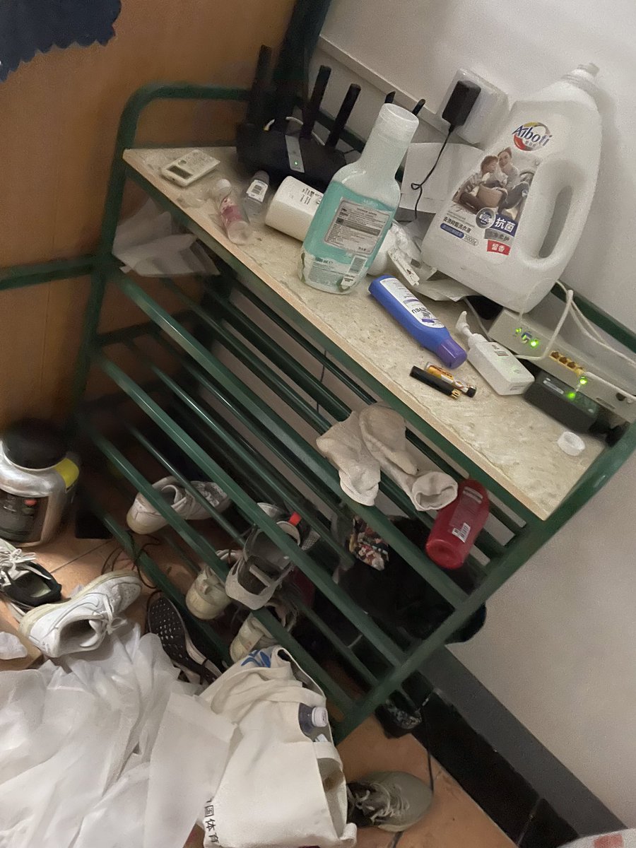 lvelvelve3's tweet photo. 发点宿舍探险存货吧，今年暑假的体育生宿舍毕业季扫楼大收获😋一个宿舍里看到一整袋发黄的臭袜子 #体育生 #体育生原味 https://t.co/7FutpJwqfv