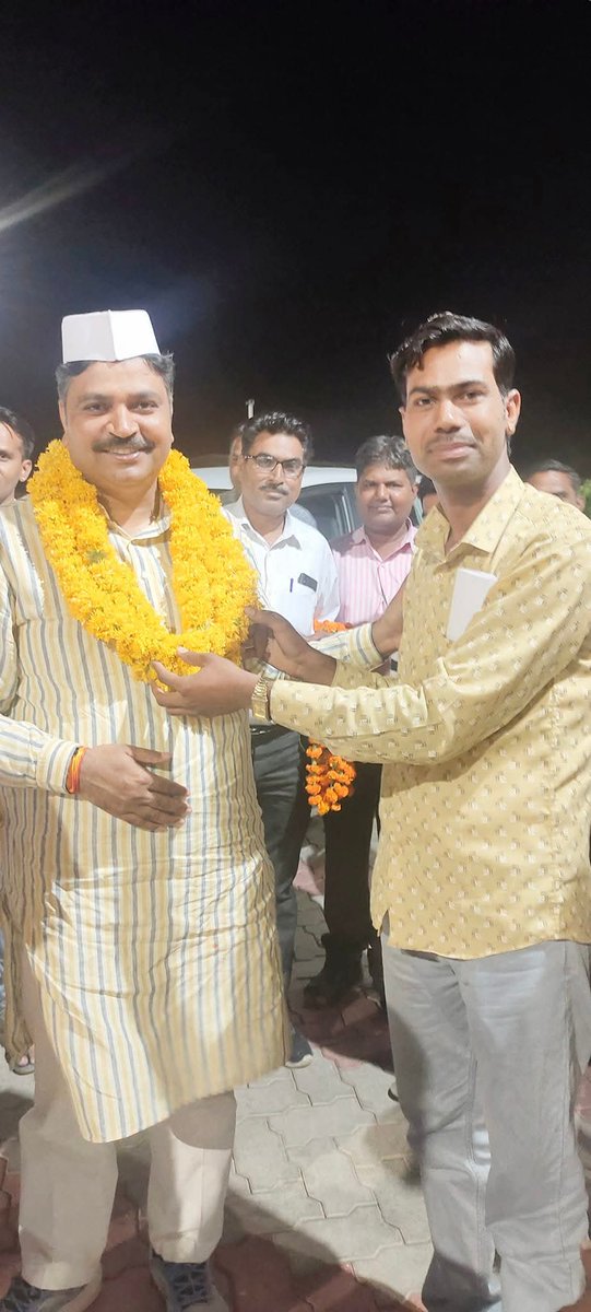 rasasingh_ras's tweet photo. राजस्थान विधानसभा में जनता की आवाज़ को बुलंद करने वाले कांग्रेस के प्रखर नेता, नेता प्रतिपक्ष एवं अलवर ग्रामीण से विधायक श्री टीकाराम जूली जी को जन्मदिन की हार्दिक बधाई एवं शुभकामनाएं। 

ईश्वर से आपके स्वस्थ जीवन, उत्तम स्वास्थ्य एवं दीर्घायु की कामना करता हूँ।  @TikaRamJullyINC https://t.co/XGHZLGfN1y