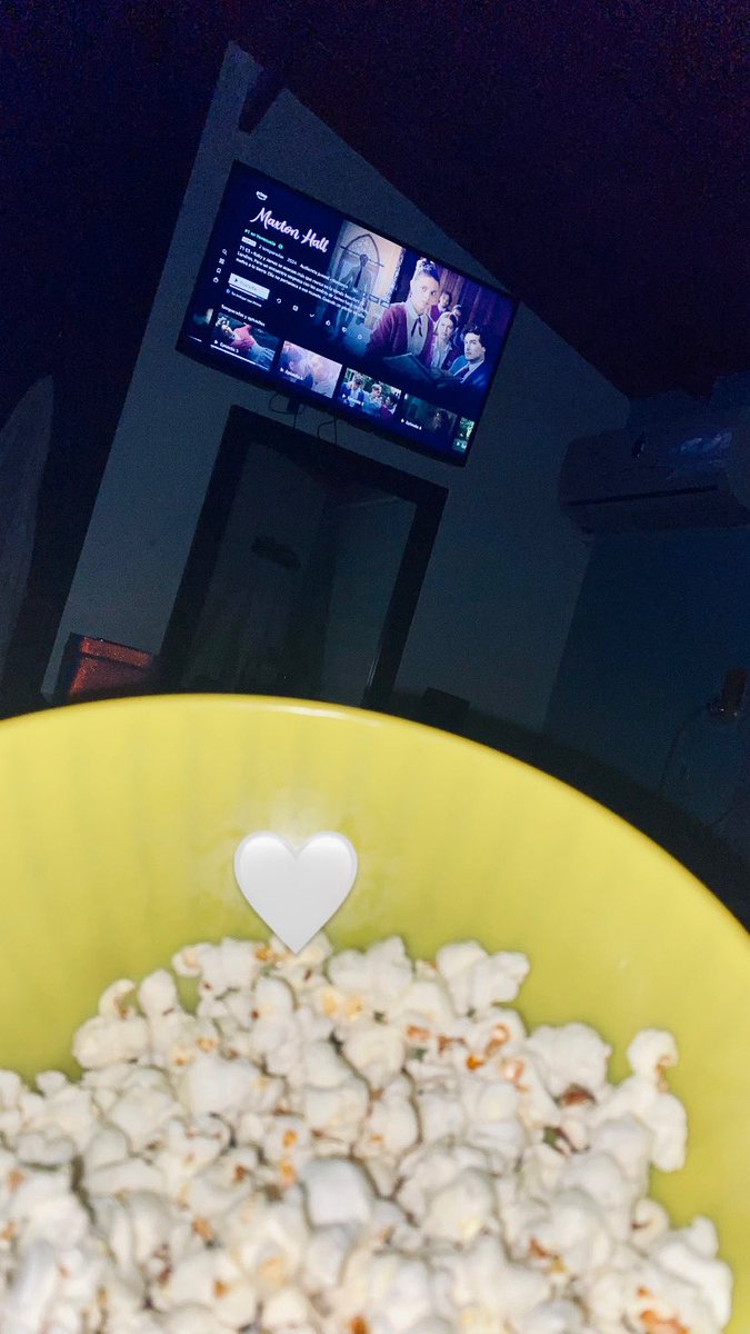 Mi esposo sale a donde sus amigos 
Yo inmediatamente: 🫡 noche de películas 🍿