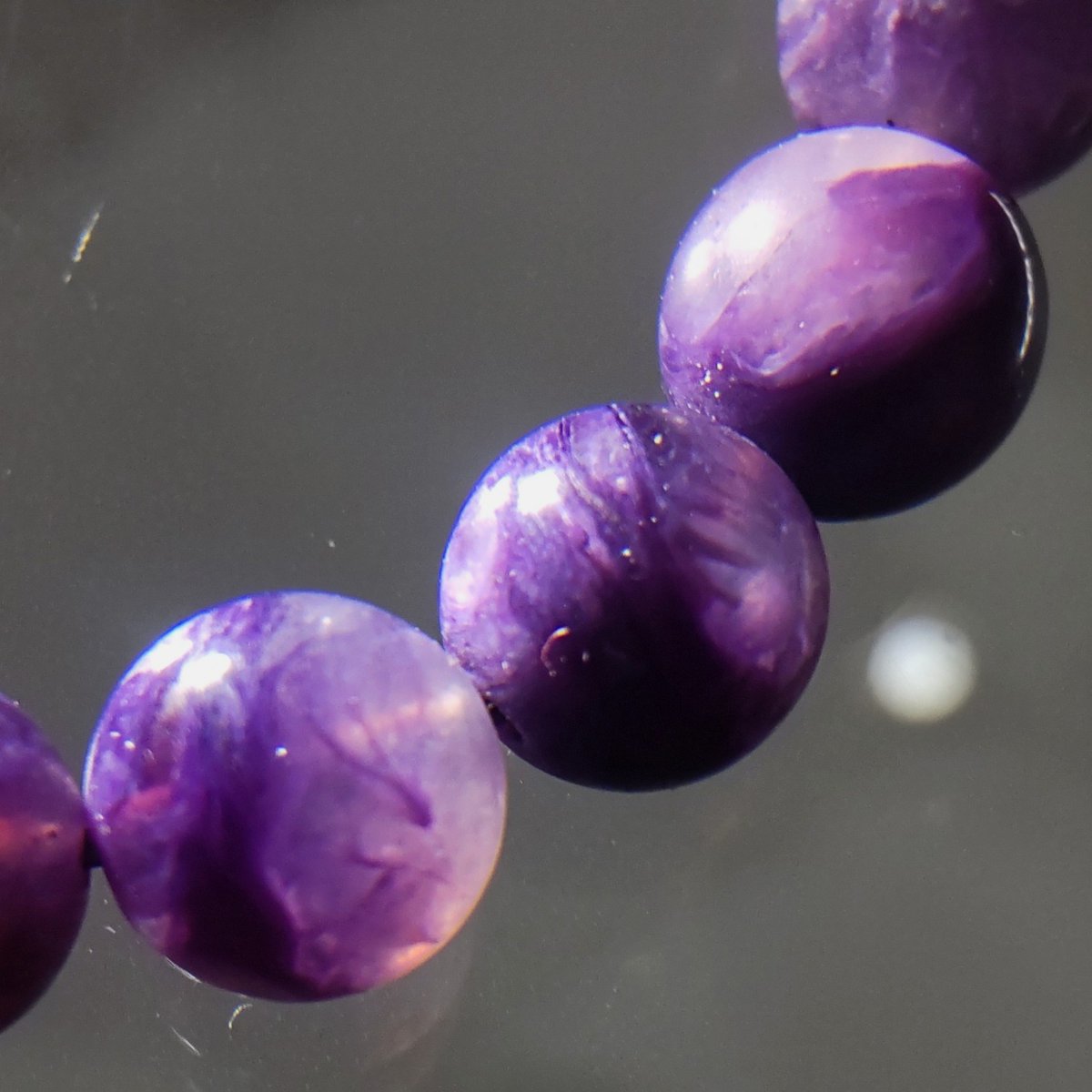 エンジェルシリカという名でも知られるチャロアイトクォーツ