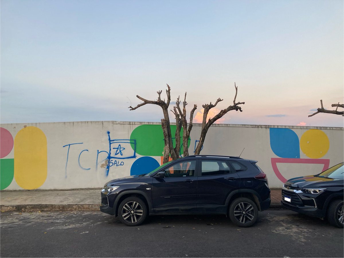 ovovisto's tweet image. crônicas de fronteiras de intercâmbio cultural: fui assistir o jogo do flamengo no churrasco da minha família (somos da divisa de minas com o rio) e tinha essa pichação (numa area do cv)