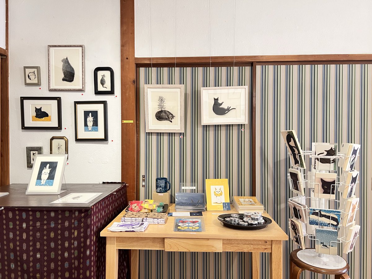 wagahaido's tweet photo. 坂本千明さん作品展「ねこのうた」。
本日11/30（日）千穐楽です！
11-18時の間、猫たちが皆さまをお待ちしています。

雑貨も販売中！特にカレンダーと寅印菓子屋さんのドリップ珈琲は残り僅かです💦

#坂本千明
#ねこのうた
#吾輩堂
#寅印菓子屋 
#ウレシカ
#nowaki  
#ギャラリー芝生 https://t.co/SO5vuWvid1