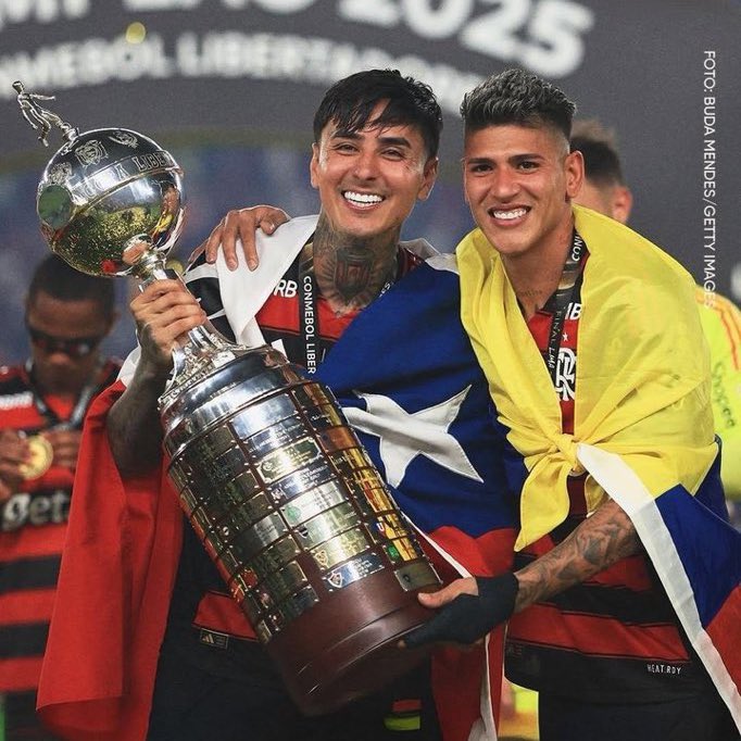 midnigham's tweet image. enquanto homofóbicos choram temos duas lésbicas felizes no topo 🏳️‍🌈🏳️‍🌈