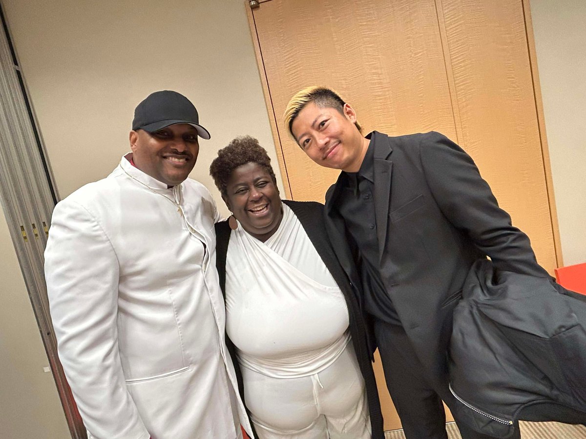 kenya_sing1's tweet photo. TOKYO American Clubの点灯式⭐︎
ゴスペルスクエアの皆さんのディレクションを担当させていただきました。

ご一緒してくださった皆様、ありがとうございました😊 https://t.co/4DQkoLpRHq