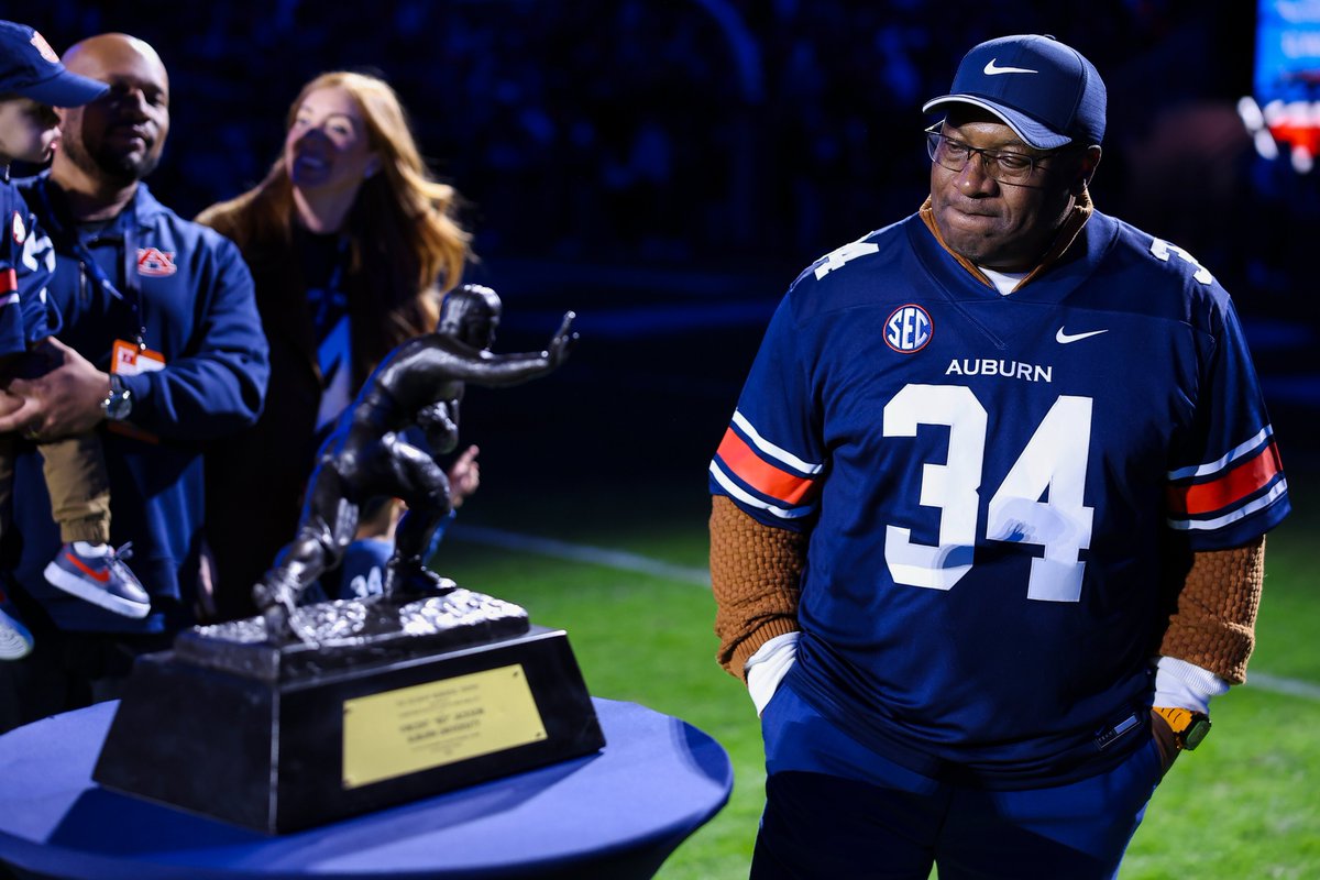 AuburnFootball's tweet image. The greatest to ever do it 🦅

40 years since @BoJackson  brought the @HeismanTrophy  home to the Plains 🏆