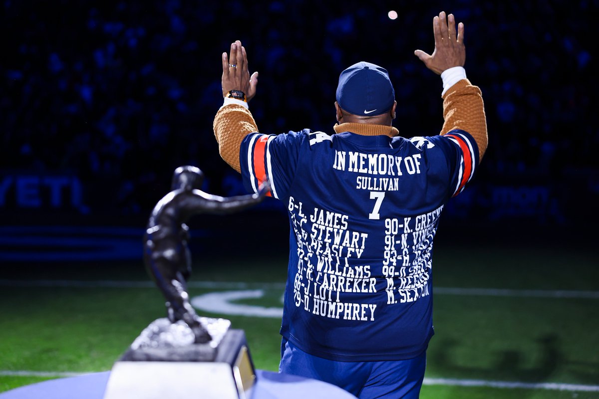 AuburnFootball's tweet image. The greatest to ever do it 🦅

40 years since @BoJackson  brought the @HeismanTrophy  home to the Plains 🏆