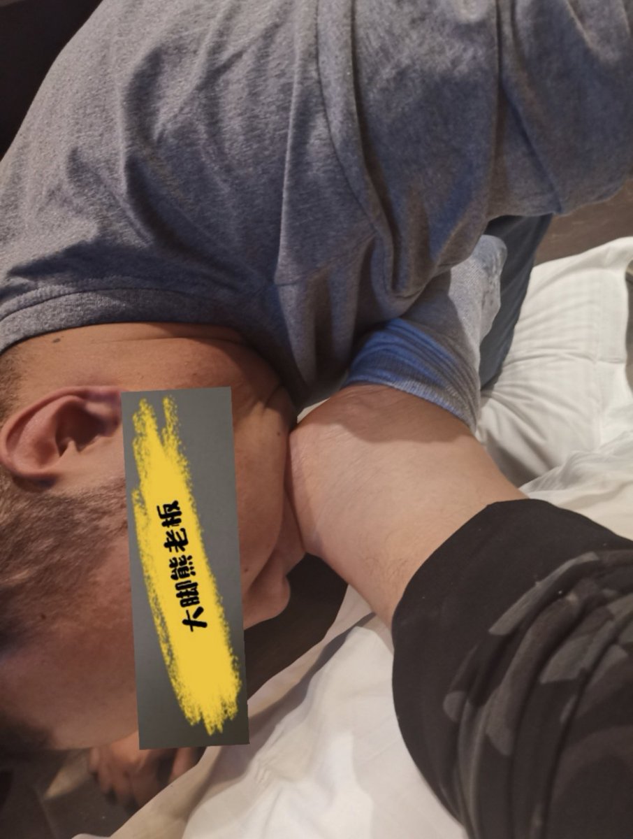 国内这环境看来是要废废啊，小红书被入驻咔咔一顿审核，小蓝翻咔被强制“优化”，昨天开始抖音很多人被连续审核，连只露个脸都被审核了，再加上那个“哪个少爷又吸了”的事，和昨天央视又转发了网络环境治理的那个东西，比当初微博封号的时候还严。