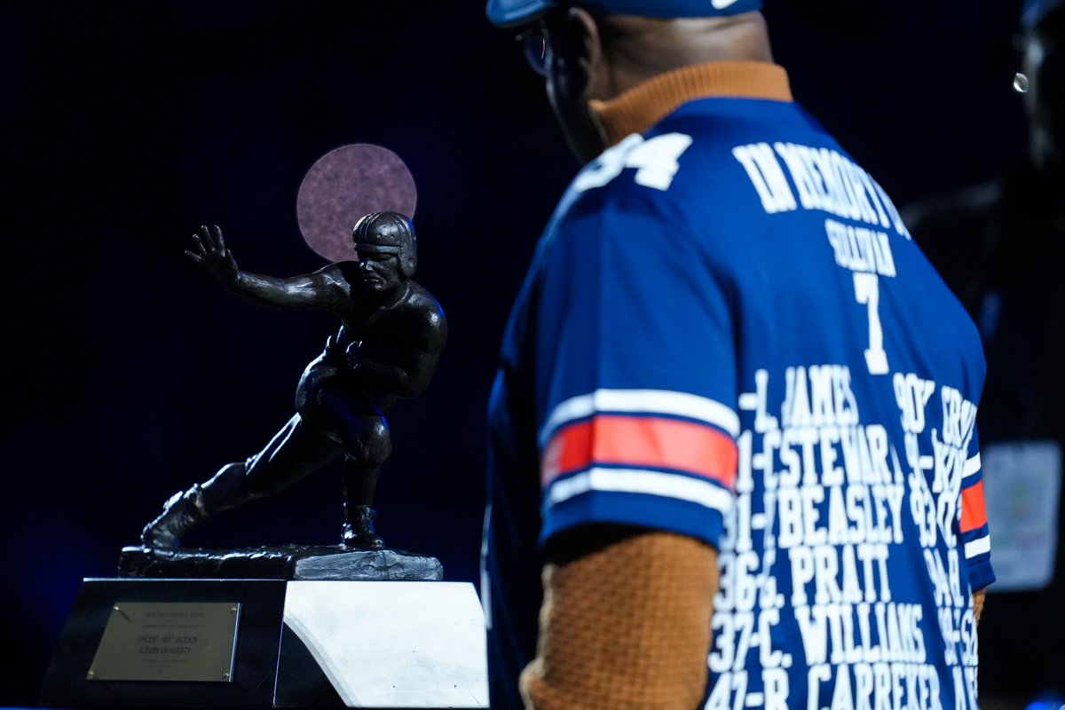 AuburnFootball's tweet image. The greatest to ever do it 🦅

40 years since @BoJackson  brought the @HeismanTrophy  home to the Plains 🏆