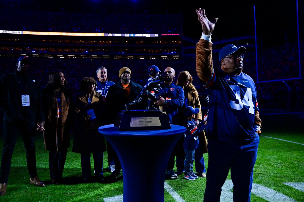 AuburnFootball's tweet image. The greatest to ever do it 🦅

40 years since @BoJackson  brought the @HeismanTrophy  home to the Plains 🏆