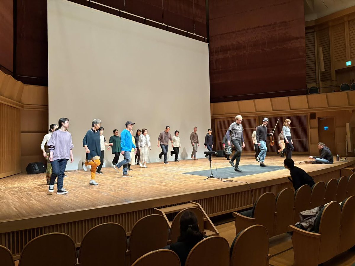 【ケルティック・クリスマス】ハーモニーホールふくい公演の本番前に「ダンス・ワークション」を開催。キャラはアイリッシュ・ダンス、ネイサンとダンはオタワヴァレー・ダンスを教え、ジョンはフィドルでワークショップ用の音楽を弾いてくれました。
<a href="/culture_ireland/">Culture_Ireland</a> 
<a href="/IrishEmbJapan/">アイルランド大使館 Ireland in Japan</a>