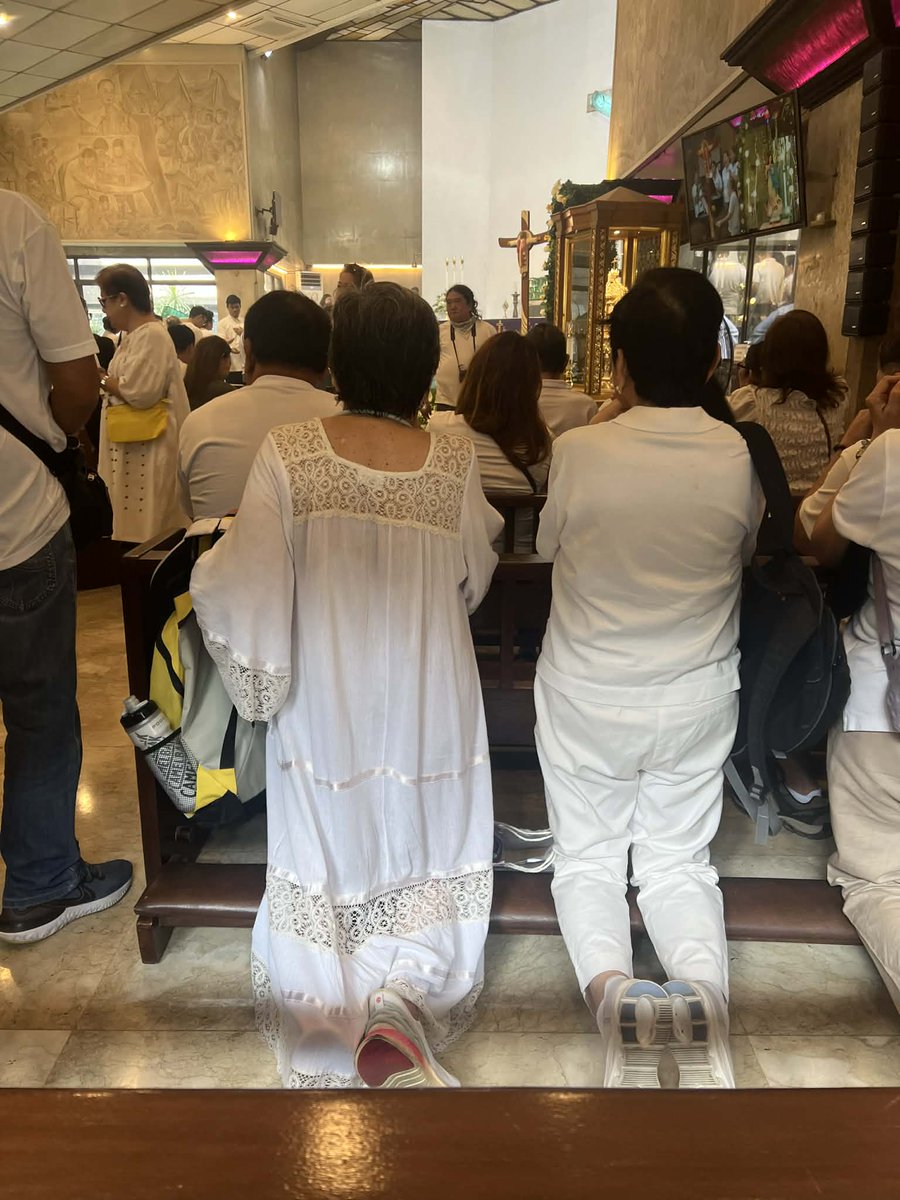 News5PH's tweet image. MISA BAGO ANG MARCHA

Dumalo muna sa misa ang ilang raliyista sa EDSA Shrine bago ang ikakasa nilang Trillion Peso March ngayong Linggo, Nov. 30.