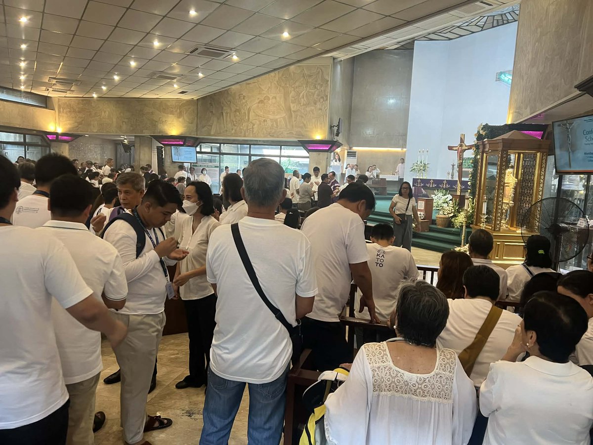 News5PH's tweet image. MISA BAGO ANG MARCHA

Dumalo muna sa misa ang ilang raliyista sa EDSA Shrine bago ang ikakasa nilang Trillion Peso March ngayong Linggo, Nov. 30.