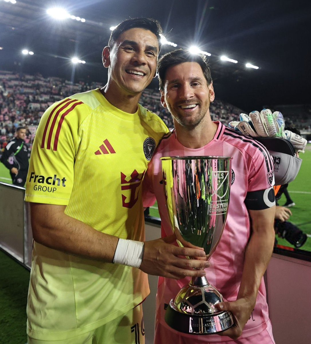 Footy_Insights's tweet photo. Leo Messi &amp; Oscar Ustari with the trophy 😍🏆 https://t.co/TWFbB5oxCZ