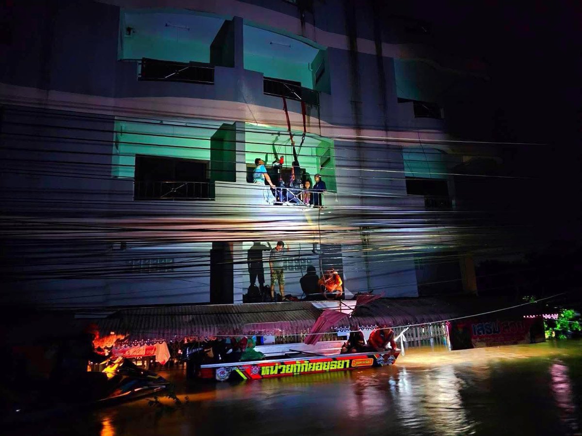 youngmo131's tweet image. อยุธยาวันนี้ยังคงน้ำท่วมขังอยู่นะคะ ชุมชนต่างๆได้รับความเดือร้อง น้ำนิ่งไม่มีทางระบายมีแต่ปล่อยน้ำในเขื่อนทุกวัน น้ำเน่า เหม็น สัตว์เลื้อยคลานอีก รัฐบาลเห็นยังน่อออ

 #น้ําท่วมอยุธยา