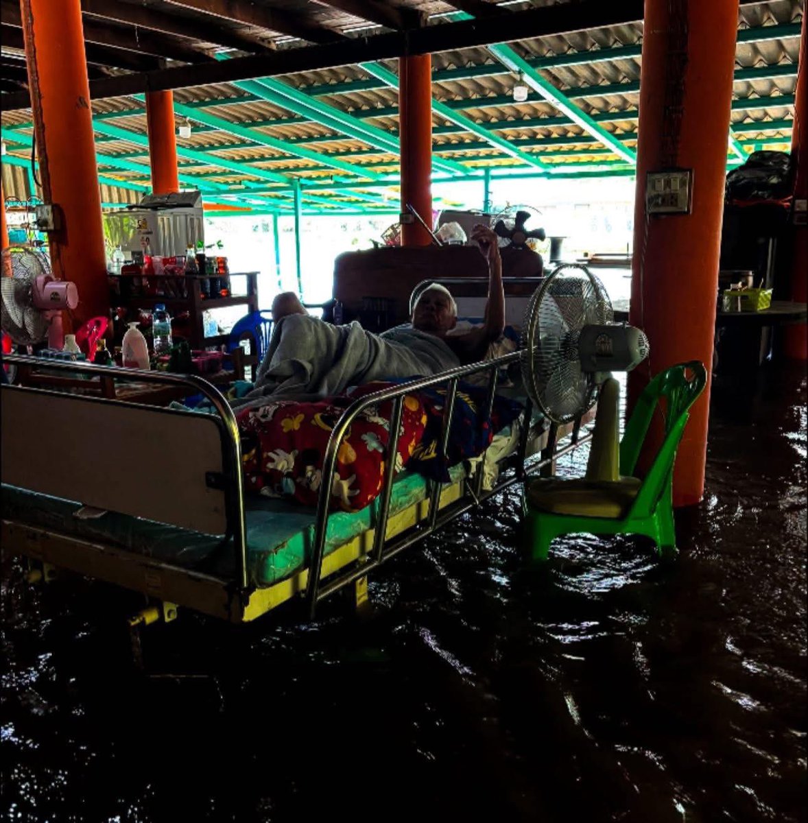 youngmo131's tweet image. อยุธยาวันนี้ยังคงน้ำท่วมขังอยู่นะคะ ชุมชนต่างๆได้รับความเดือร้อง น้ำนิ่งไม่มีทางระบายมีแต่ปล่อยน้ำในเขื่อนทุกวัน น้ำเน่า เหม็น สัตว์เลื้อยคลานอีก รัฐบาลเห็นยังน่อออ

 #น้ําท่วมอยุธยา