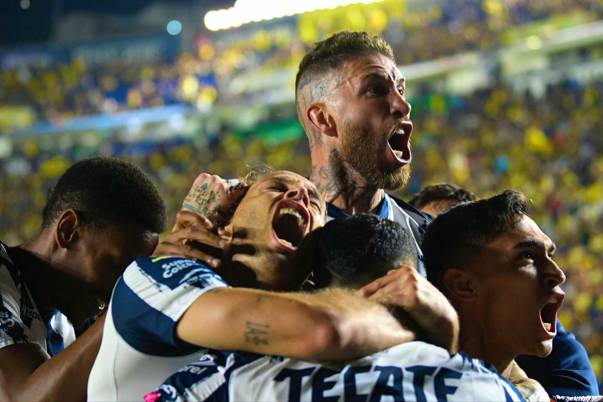 SomosRayados's tweet photo. ARRIBA EL MONTERREY. 

📸 Poemas de fotos de @anayellisegura, qué jodido arte hiciste… https://t.co/7OQ6g6B5oA