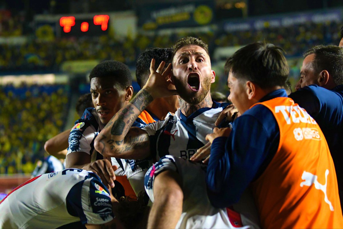 SomosRayados's tweet photo. ARRIBA EL MONTERREY. 

📸 Poemas de fotos de @anayellisegura, qué jodido arte hiciste… https://t.co/7OQ6g6B5oA