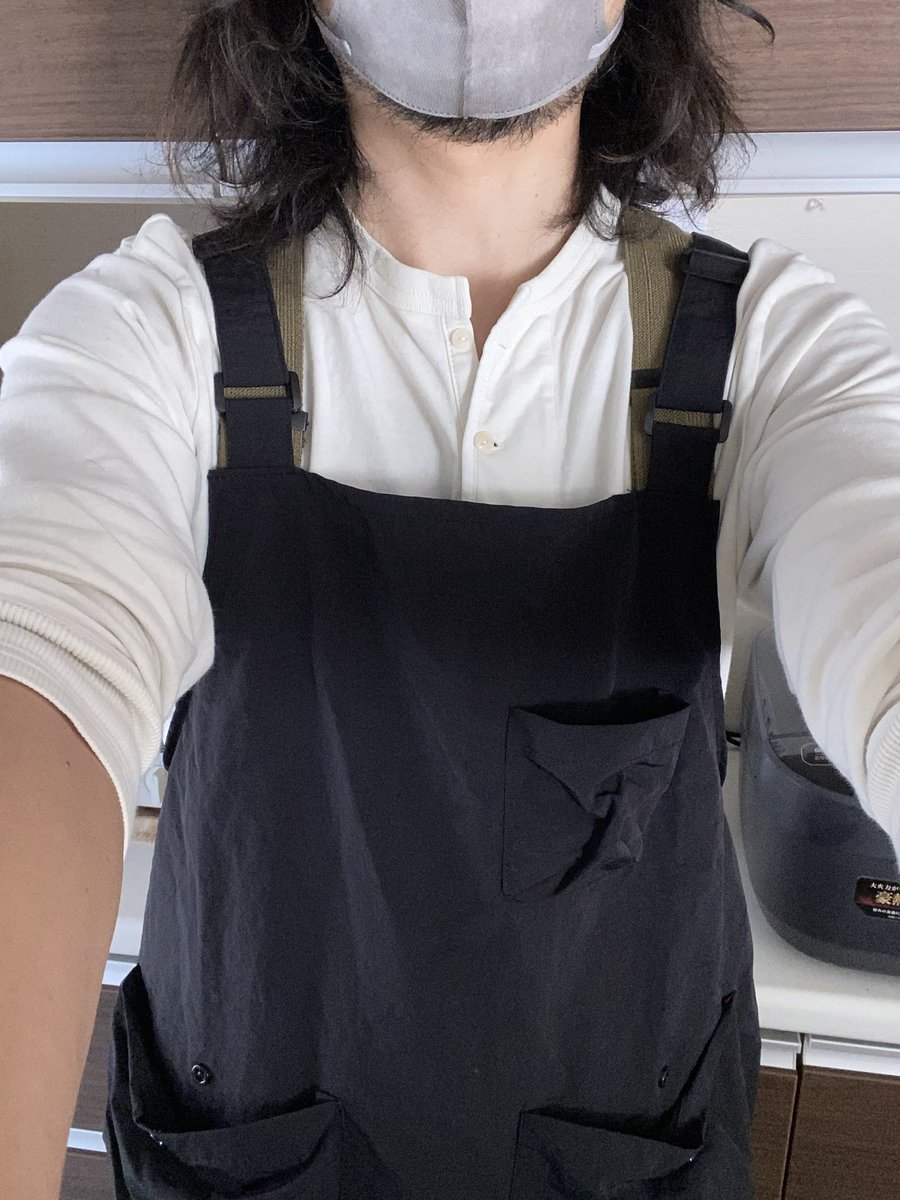 the_unamen's tweet photo. 食事当番の職につき、
3ヶ月の試用期間が終わりましたので、
エプロン着用の許可をいただきました。
まるで私のようにペラペラなエプロンです。 https://t.co/vCgAuowHVH
